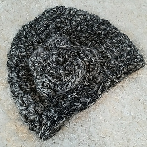 Crocheted hat, with flower on side - Picture 1 of 3
